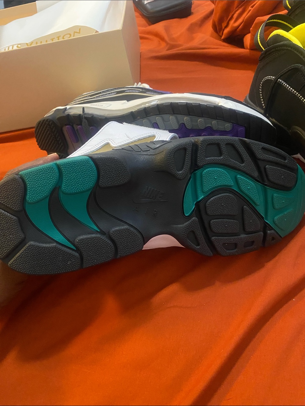 Nikes - Picture 9 of 10